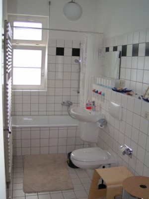 Bad mit Fenster, Waschbecken, Badewanne, Toilette, Hocker und Wäschetonne
