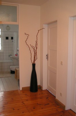 Blick in den Flur mit schönem Holzboden und dekorativer Vase